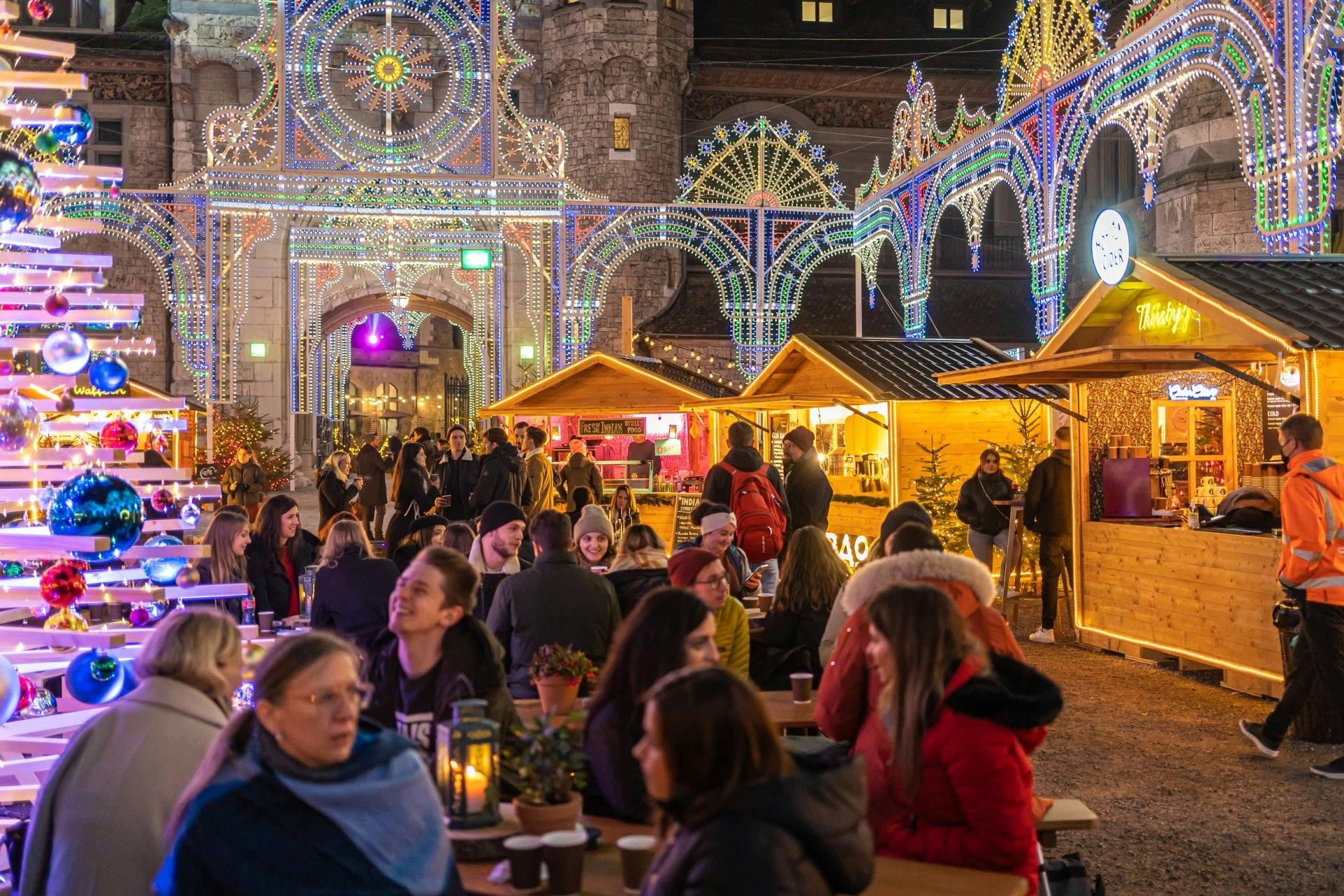 Die vielen Sitzgelegenheiten bieten genügend Platz, um gediegen zu essen und trinken.