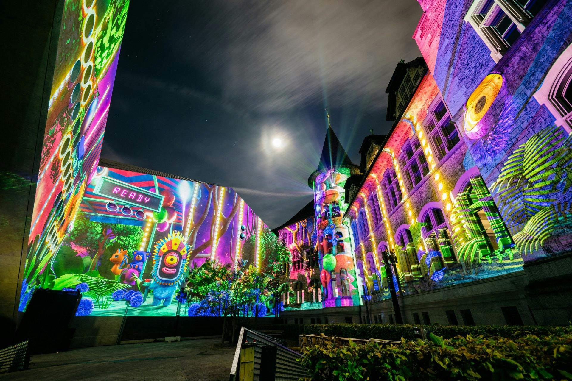 Zwei verschiedene Lichtershows begeistern alle Besucher*innen.