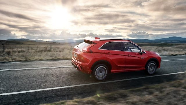 Le système hybride rechargeable de la Mitsubishi Eclipse Cross PHEV a été revu de fond en comble et séduit par une efficacité de haut niveau. Le système hybride rechargeable de la Mitsubishi Eclipse Cross PHEV a été revu de fond en comble et séduit par une efficacité de haut niveau.