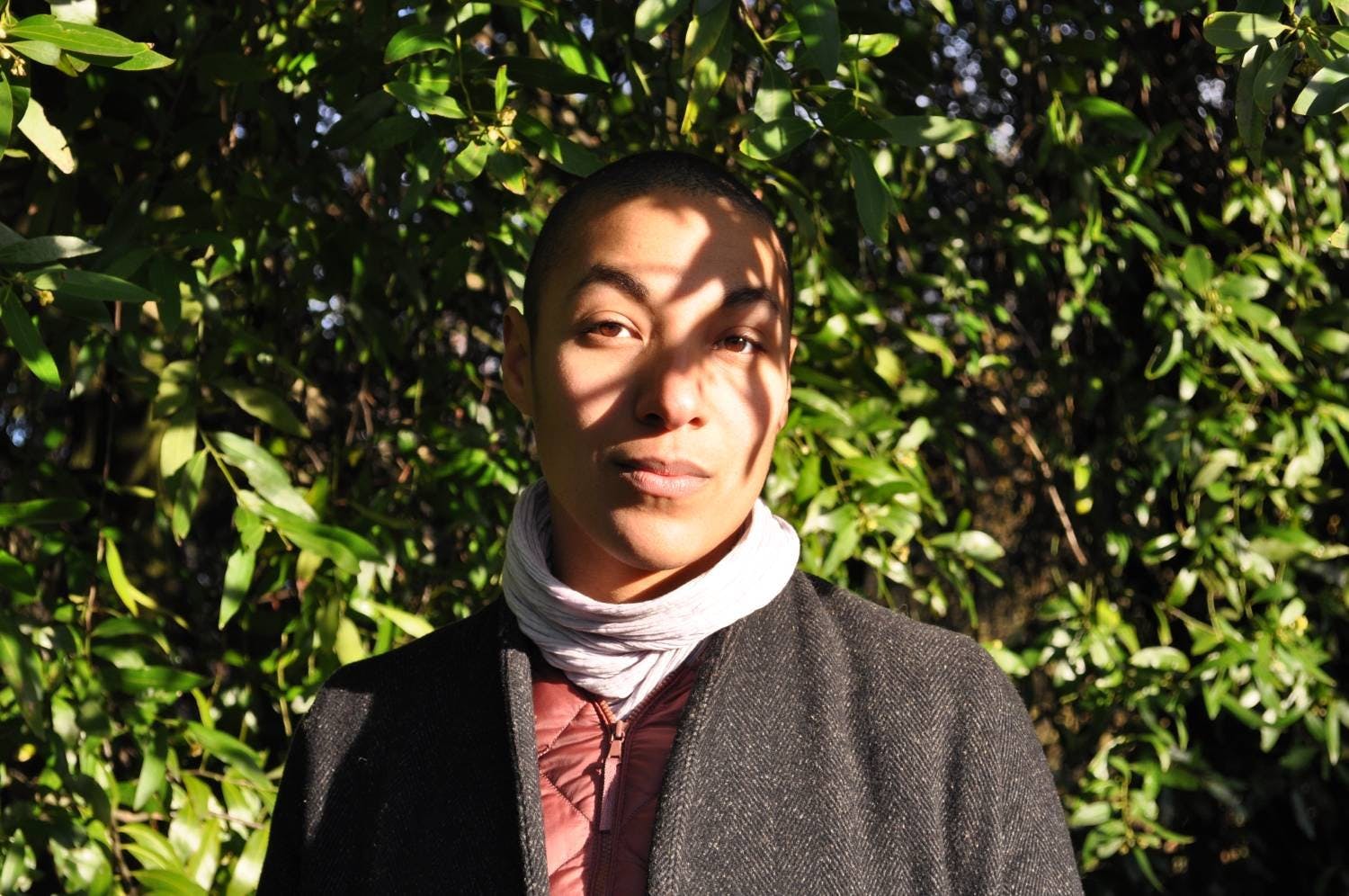 Die Künstlerin gestaltet das Zimmer im Alma Hotel.