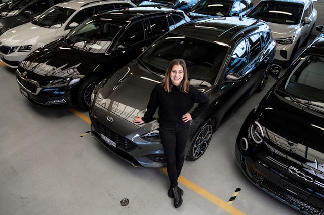 Léa Miggiano dans le salon automobile de Bannwil, au siège de Carvolution.
