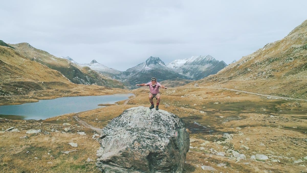 Profiwanderer Ernst weiss, wie du deine Balance trainierst. Mehr dazu im Video oben.