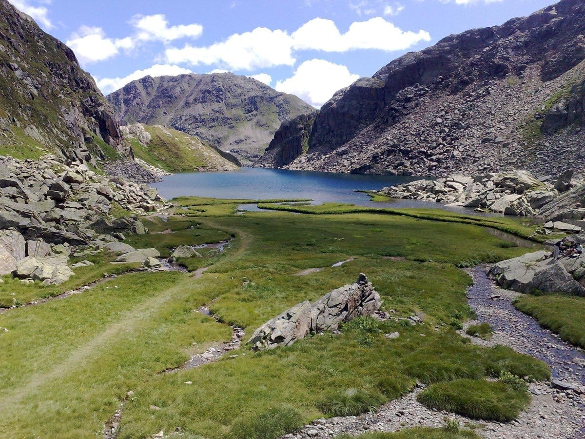 Ein magischer Ort: Aus dem kleinen Tomasee entspringt der mächtige Rhein.