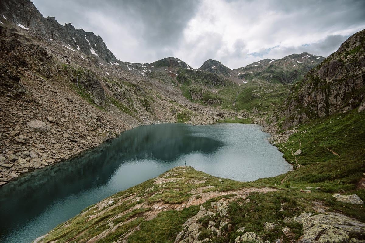 Ganz viel Ruhe, frische Luft und eine spektakuläre Aussicht – das erwartet dich am Tomasee.