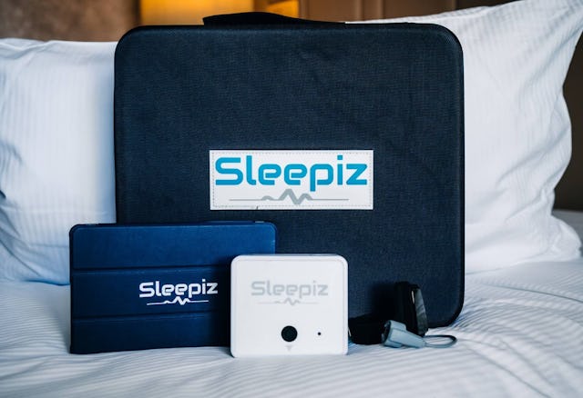 Das Apnoe-Screening-Gerät von Sleepiz analysiert geräuschlos und zuverlässig Ihren Schlaf. Das Apnoe-Screening-Gerät von Sleepiz analysiert geräuschlos und zuverlässig Ihren Schlaf.