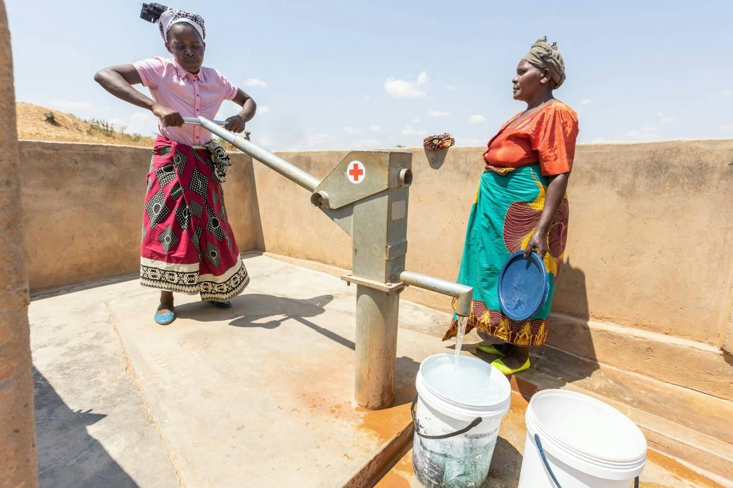 La pompe à eau que la Croix-Rouge a installée dans ce village en 2018 facilite la vie des femmes et favorise l’accès à l’eau potable.
