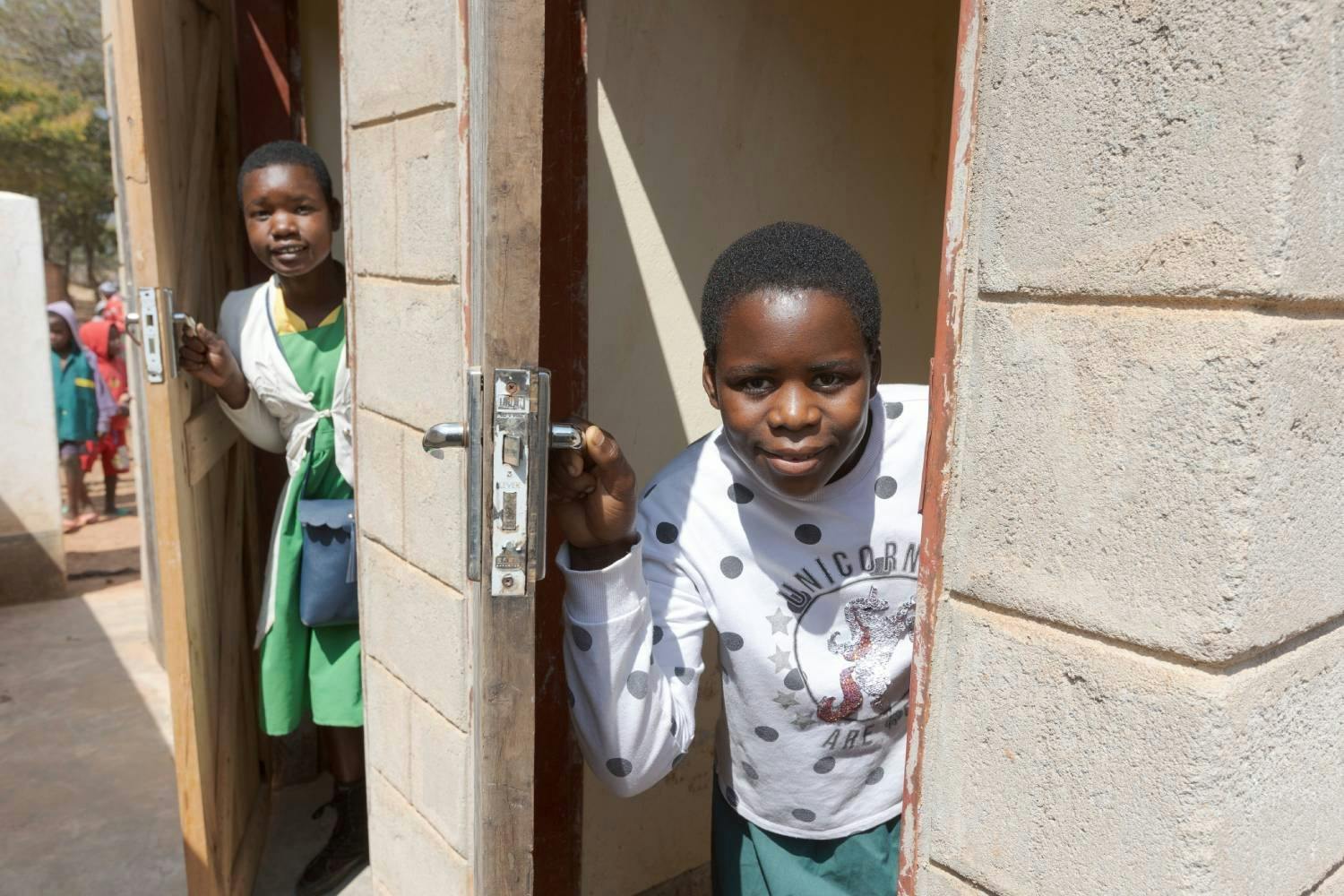 Accès à des installations sanitaires dans les écoles. Pour nous. c’est une évidence, mais pour beaucoup ce n’est pas le cas.