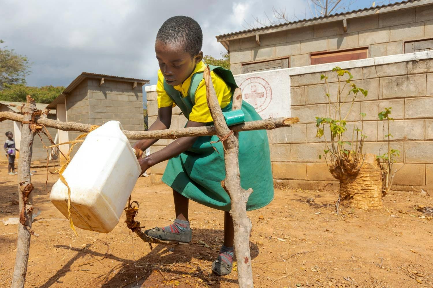 Un petit mouvement du pied suffit pour se laver les mains avec le tippy-tap!