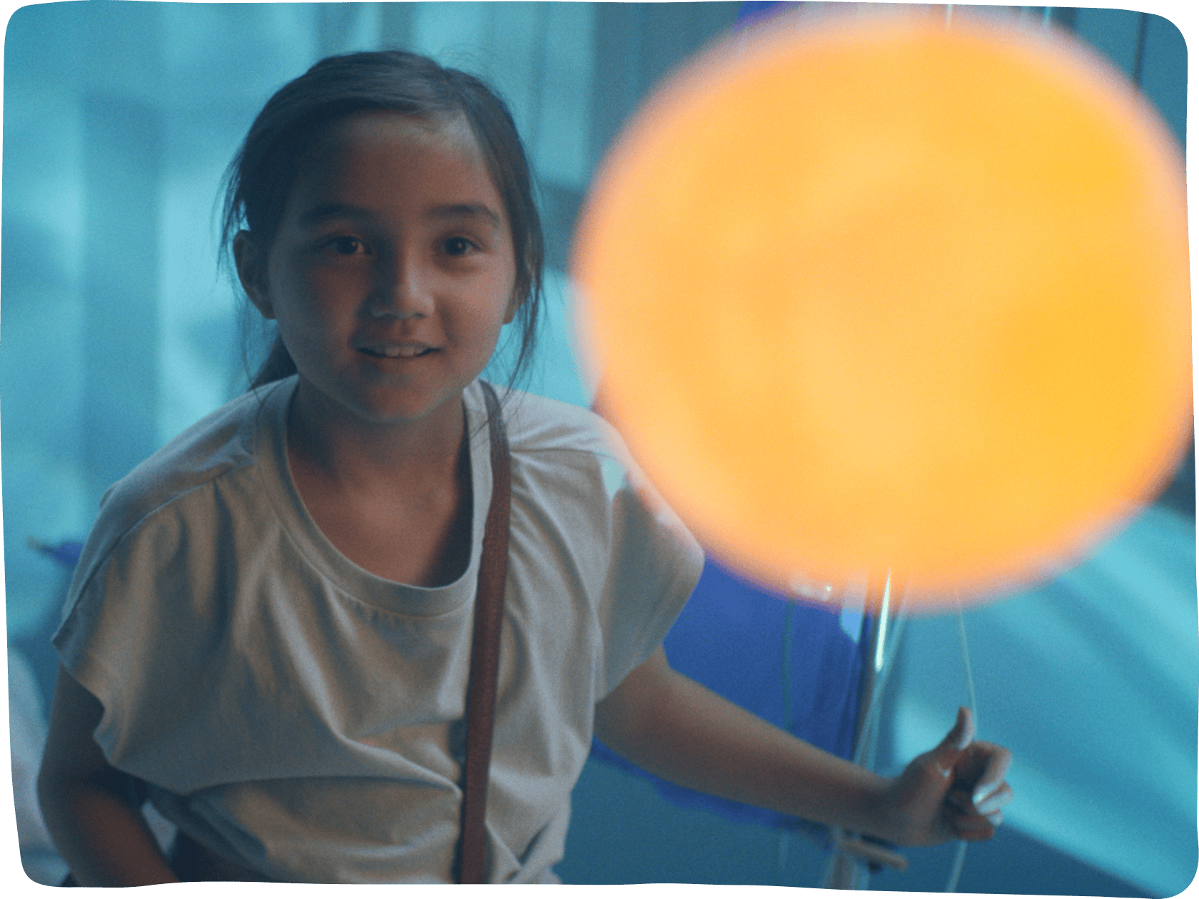 Und doch verlieren die jungen Heldinnen und Helden nie ihren Mut.