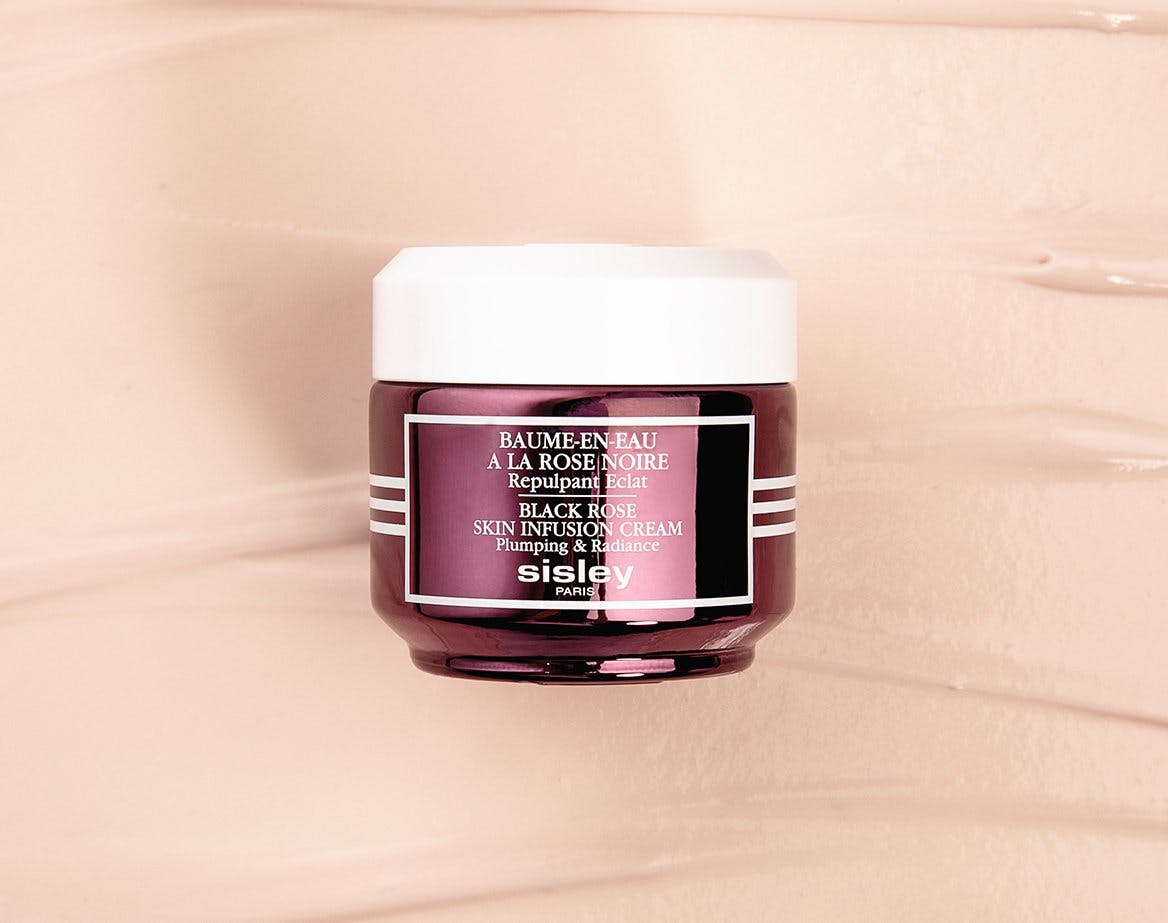 Die tägliche Pflege für einen unterpolsterten und strahlenden Teint. Sie fördert Ausstrahlung und Leuchtkraft und glättet das Hautbild.