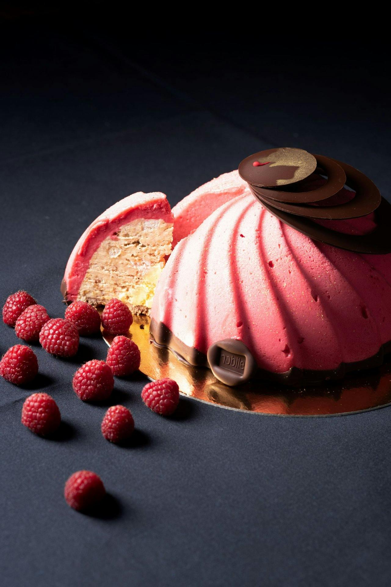 Die Bärner Eistorte mit Himbeer-Sorbetto zaubert Gross und Klein ein Lächeln ins Gesicht.