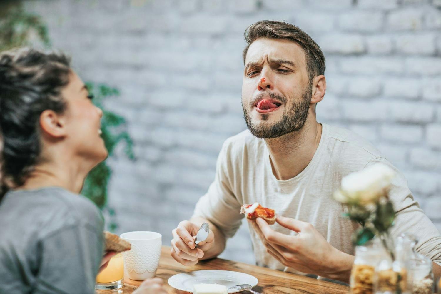 Iss in Gesellschaft: Forschende bestätigen, dass gemeinsames Essen – sei es in der Familie, mit Freunden oder am Arbeitsplatz – empathischer, entspann...