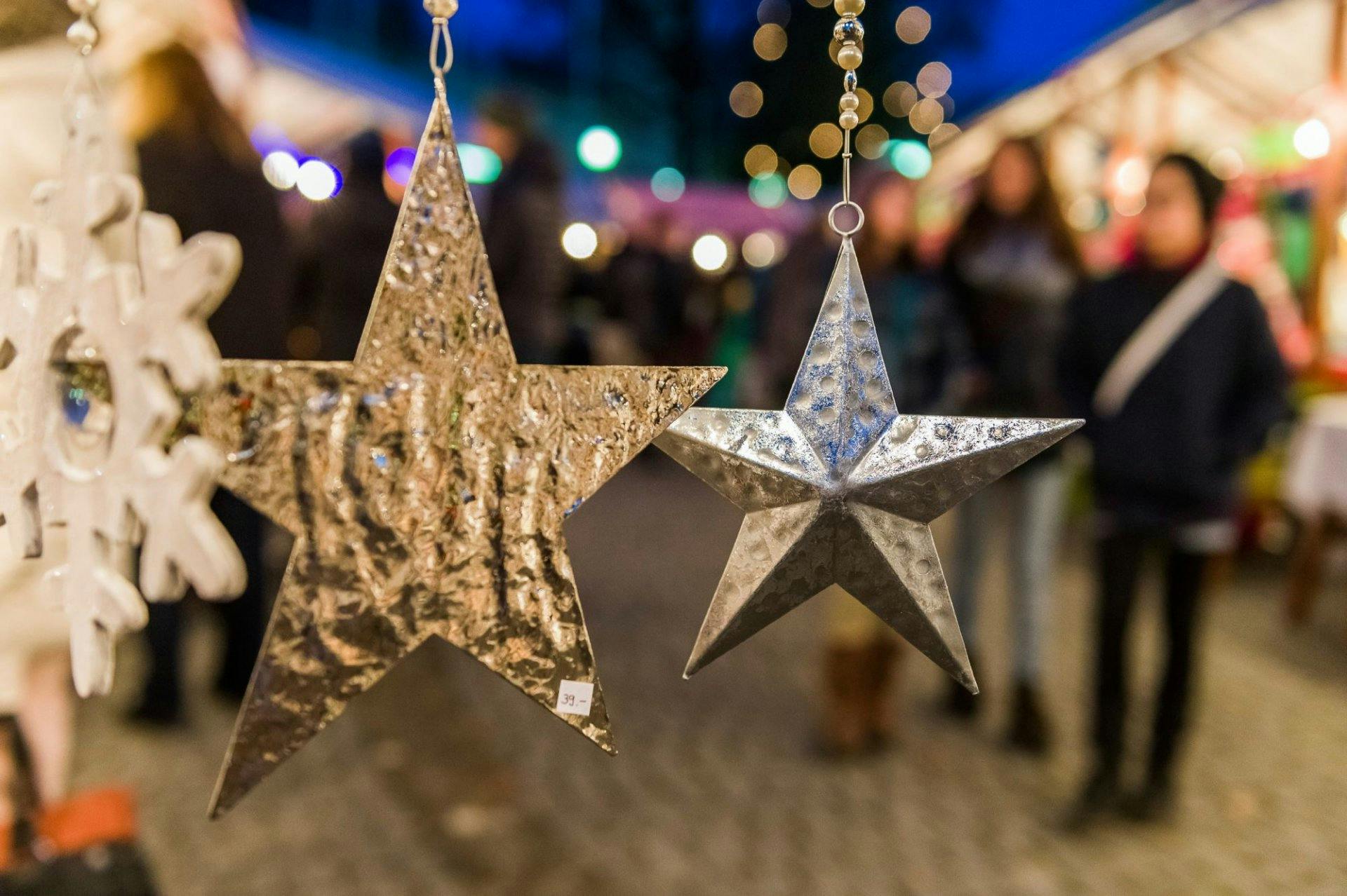 Der Zuger Adventsmarkt besticht unter anderem durch die vielen schönen Angebote an Deko und Handwerkskunst.