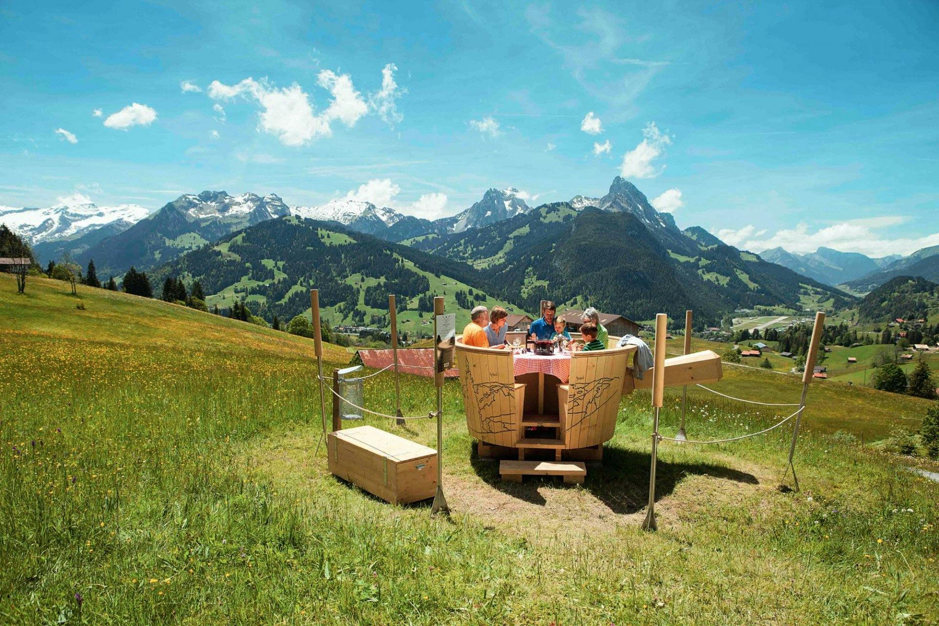 Schweizerischer  gehts kaum: Gstaad, Schoenried, Fondue-Caquelon Schlittmoos – und dieses Panorama!