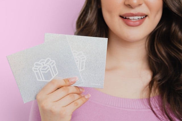 Hol dir eine Geschenkkarte im frischen Glitzerdesign von Chicorée.