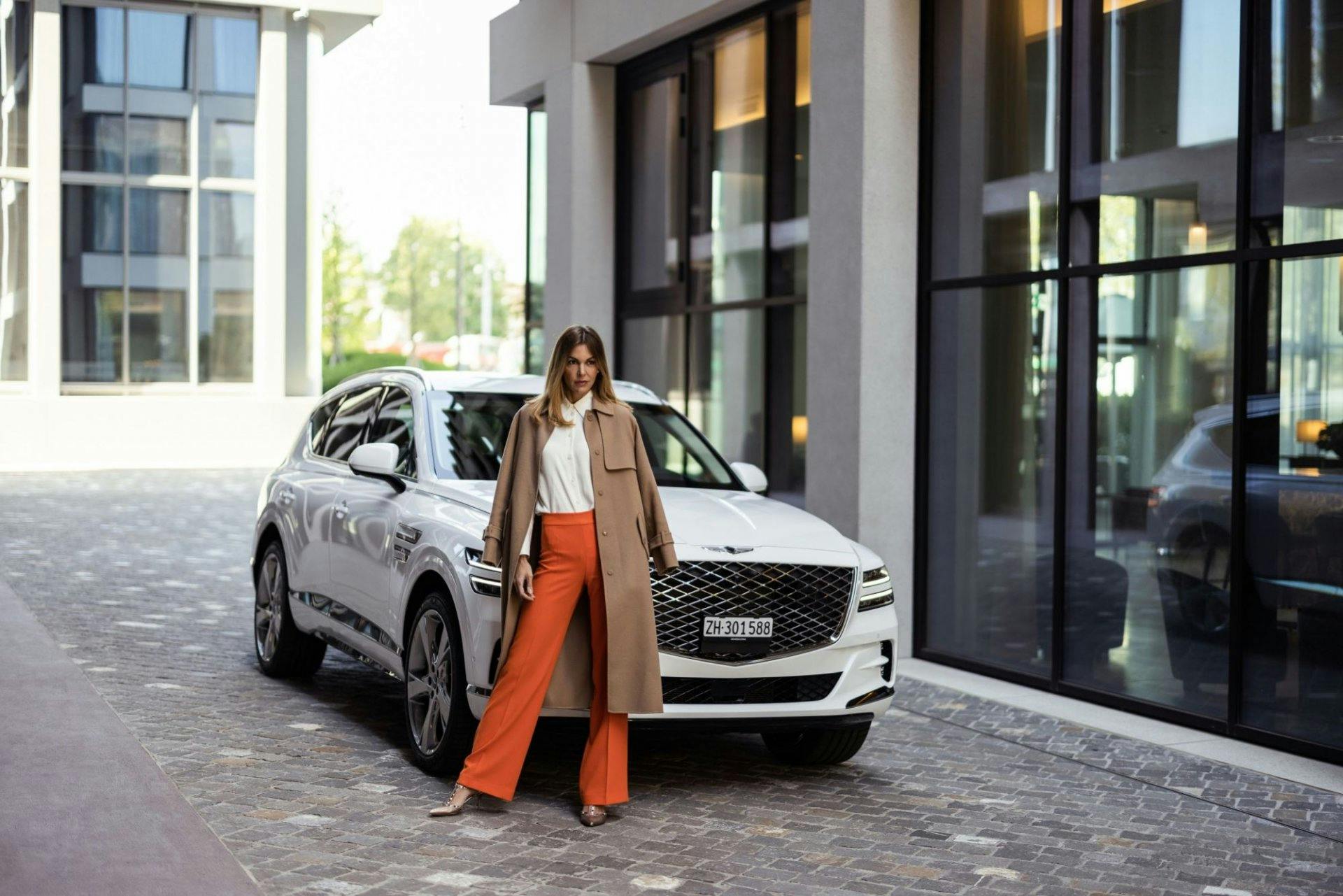 Genesis kommt zu Dir. Im Bild: Tanja La Croix, Friend of the Brand, vor dem Partnerhotel Mövenpick in Basel.