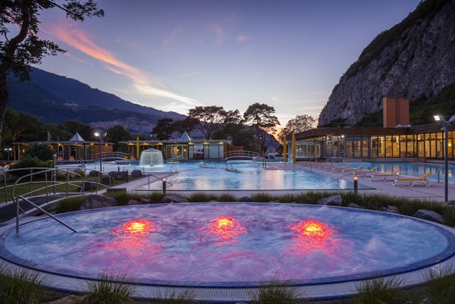 Véritable havre de bien-être, Les Bains de Lavey offrent un cadre idyllique en toutes saisons.