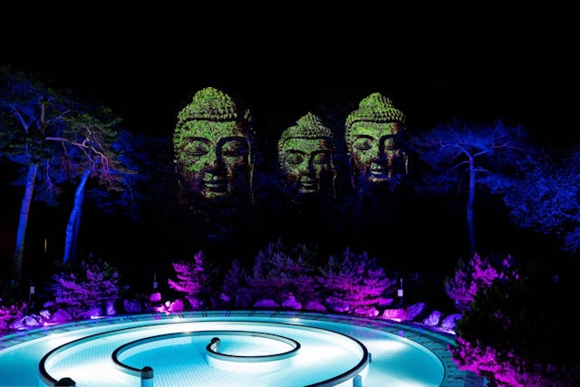 Viens vivre un moment d'exception aux Bains de Lavey et admirer des jeux de lumière féeriques.