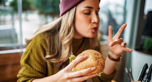 Vegan kann so lecker sein: Mit diesen Produkten schaffst du den Veganuary ohne Probleme.