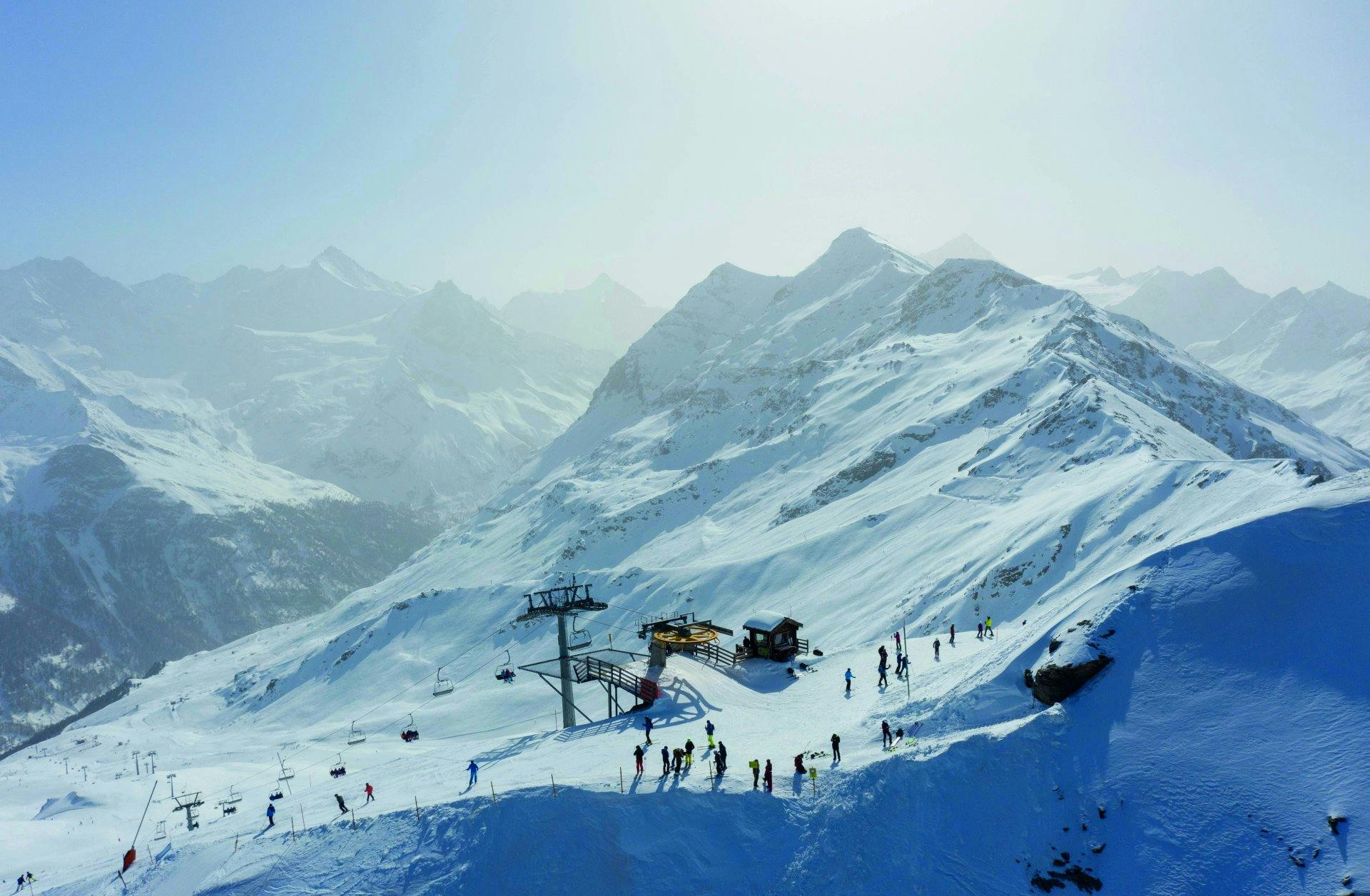 Unter den Viertausendern der Kaiserkrone bietet Grimentz-Zinal vielseitige Wintersport-Erlebnisse.