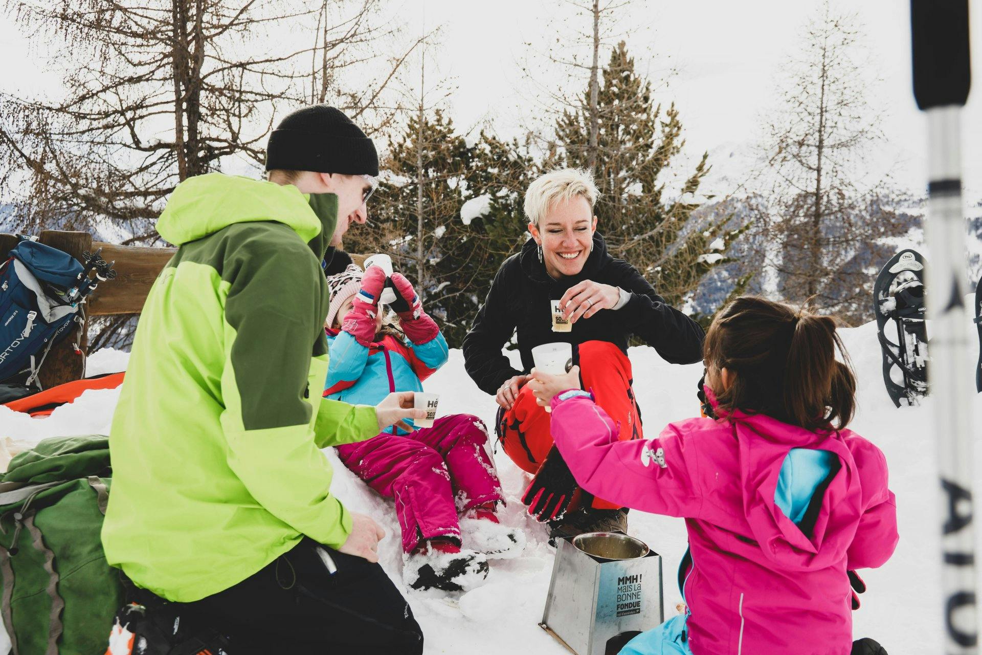 Mit dem «Rando-Fondue» geniesst man ein traditionelles Käsefondue im Freien.