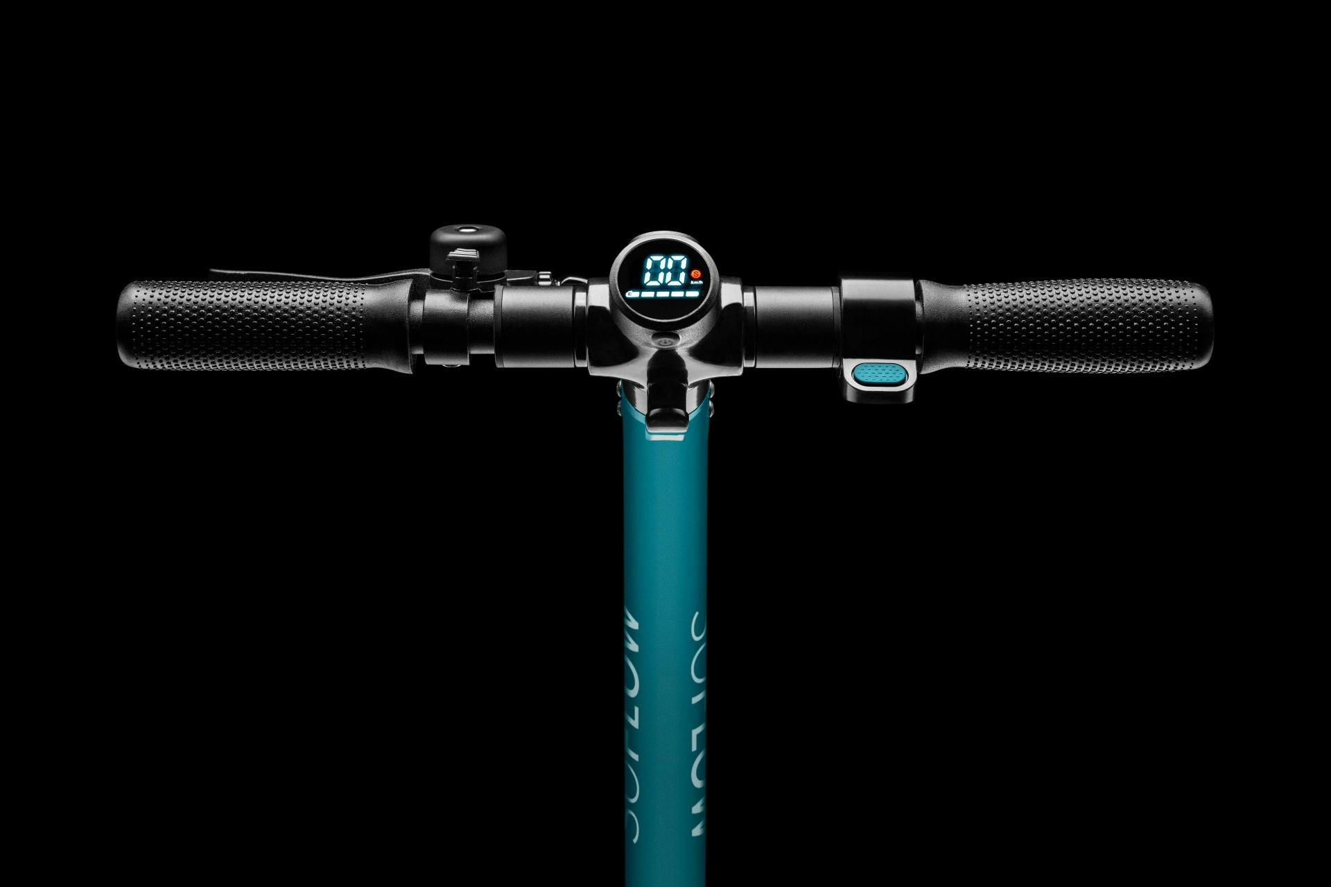 L'écran minimaliste indique à tout moment la vitesse et le niveau de la batterie.