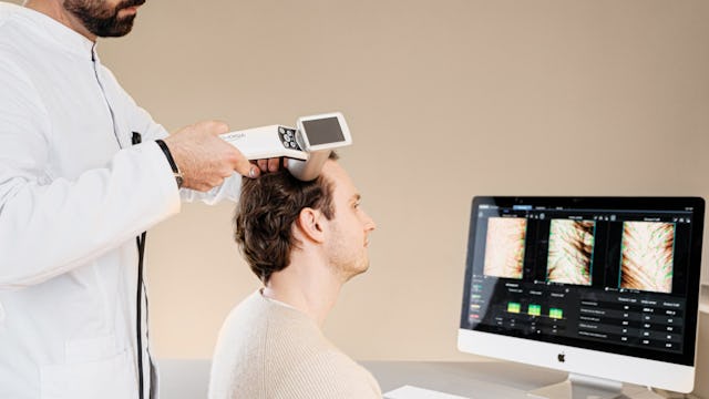 Bei HAIR & SKIN profitieren Kund*innen von hohen Qualitätstandards und einer gratis Haaranalyse.