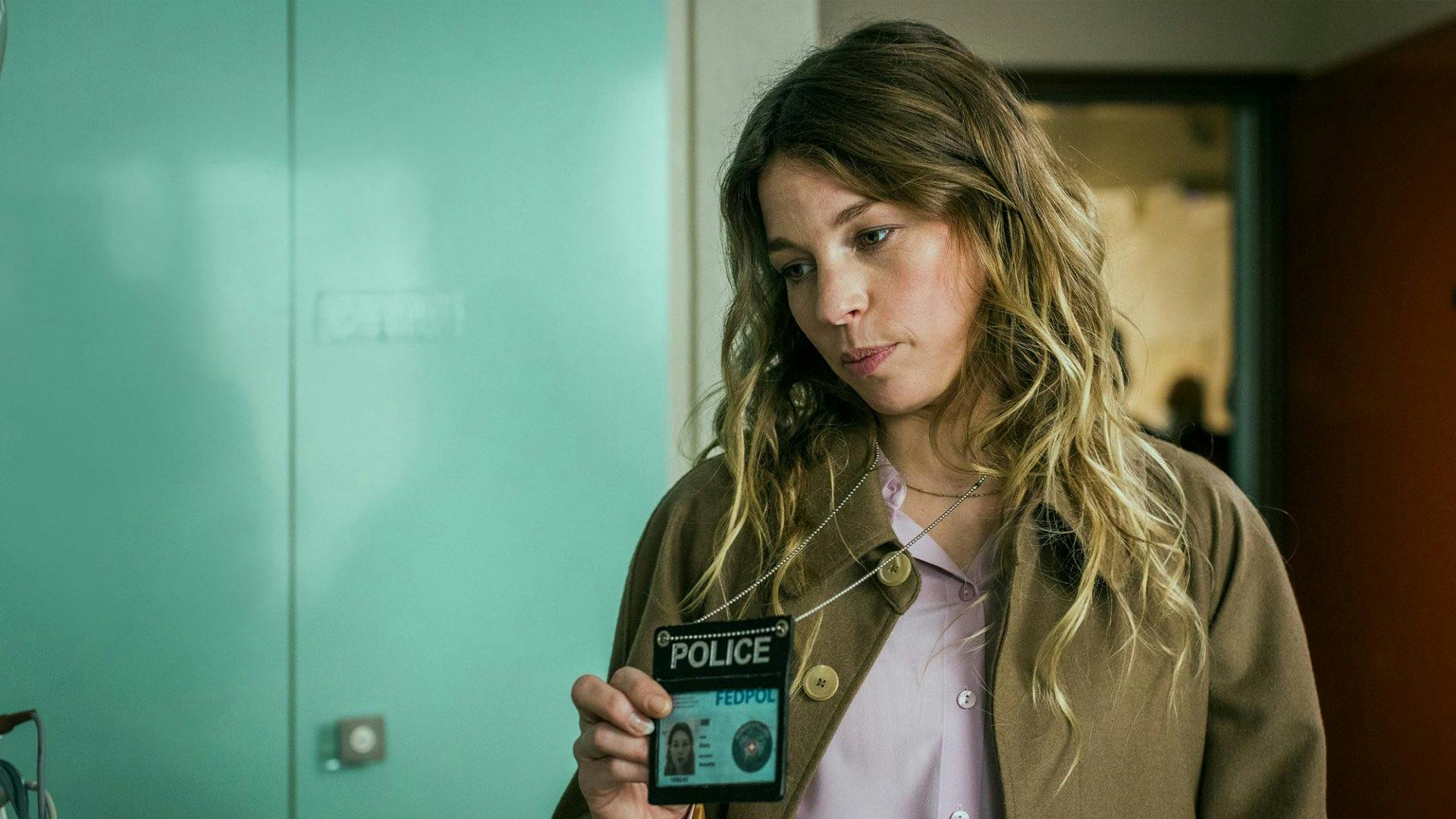 Anna Rossinelli in der Rolle der strengen Polizistin Annette.