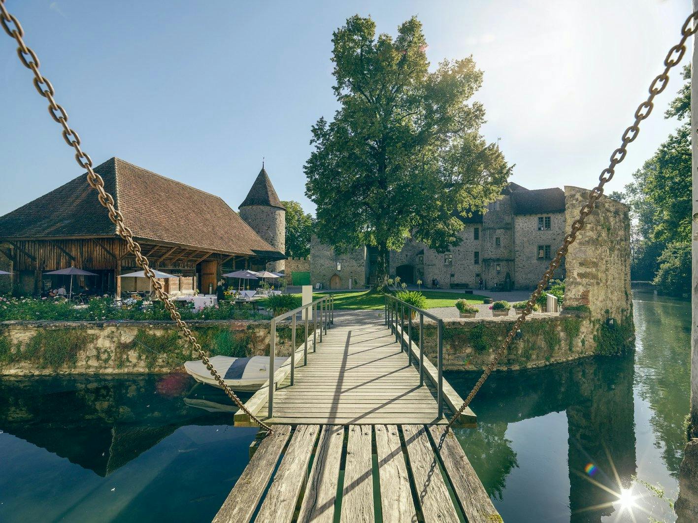 ... und eines der schönsten Wasserschlösser der Schweiz