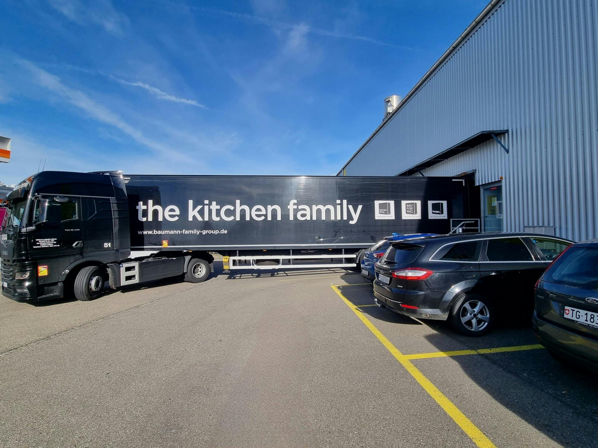 Hier kommt eine Ladung Qualität: Die acht neuen Küchen aus Deutschland werden in Gossau angeliefert.