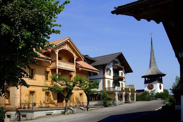 On trouve dans le Frutigland des bâtisses polyvalentes d’un genre particulier appelées «Frutigtyp».