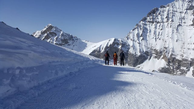 Spektakuläre Aussichten erwarten dich auf dem Schneeschuhtrail vom Hockenhorngrat bis zum Lötschenpass. Spektakuläre Aussichten erwarten dich auf dem Schneeschuhtrail vom Hockenhorngrat bis zum Lötschenpass.