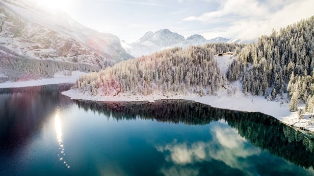 Der wohl schönste Bergsee der Schweiz verwandelt sich im Winter zu einem Schlittschuh-Paradies. Der wohl schönste Bergsee der Schweiz verwandelt sich im Winter zu einem Schlittschuh-Paradies.