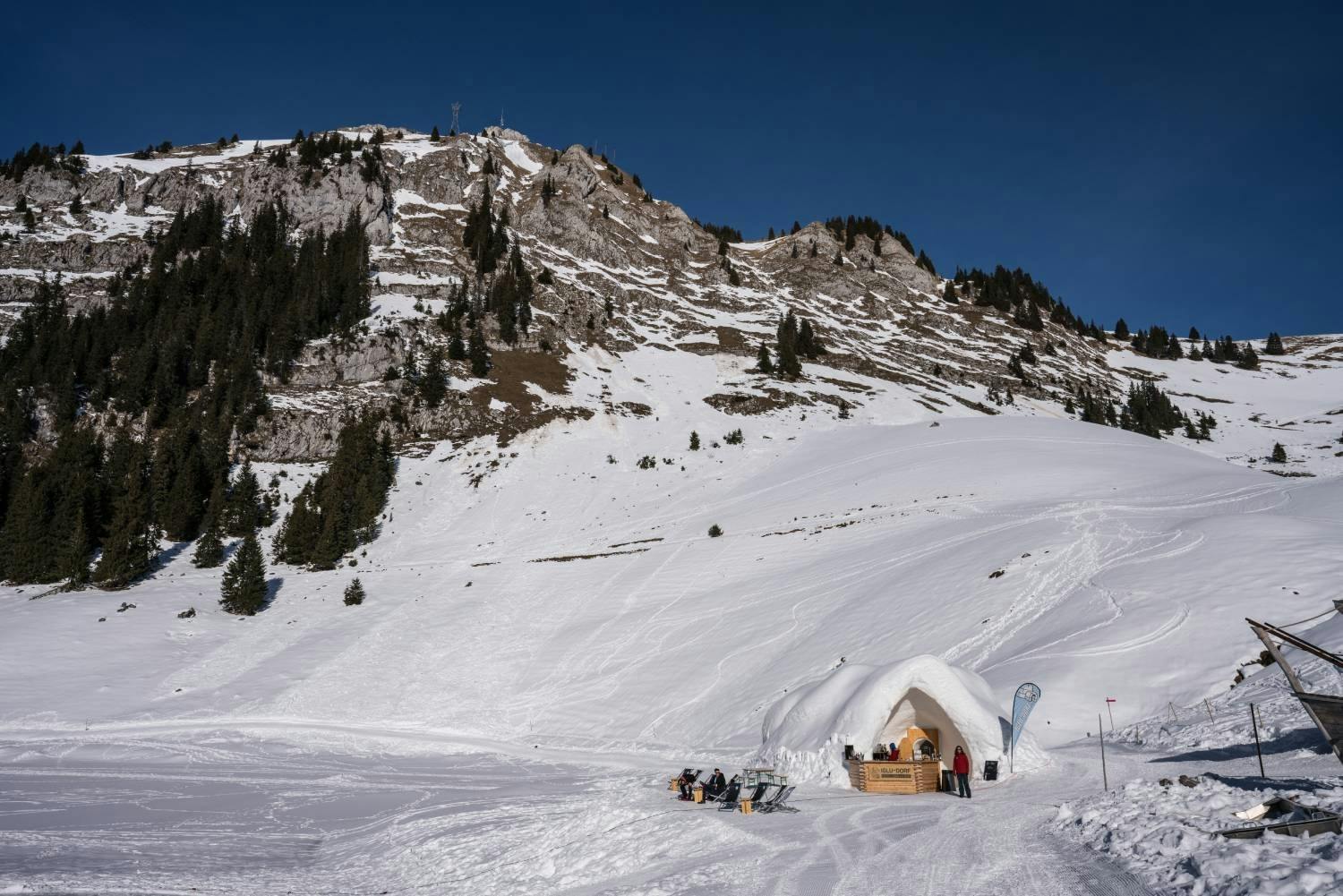 Das Stockhorngebiet lädt zu romantischen Winterspaziergängen und traditionellem Käsefondue ein.