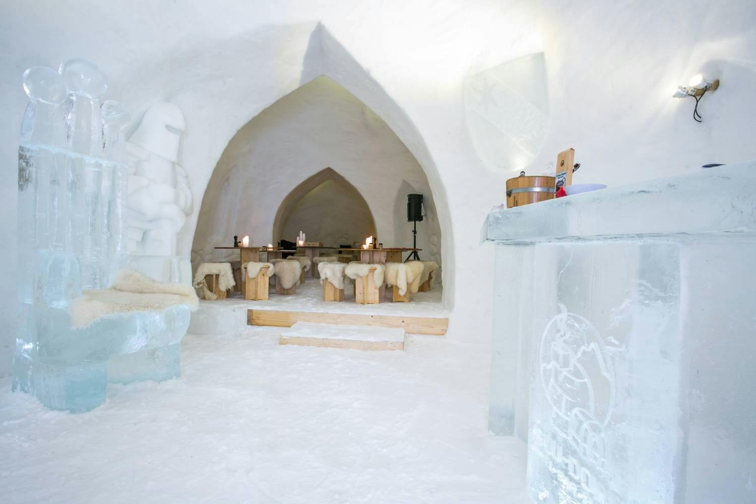 Im Stockhorn-Iglu geniesst du hausgemachten Glühwein oder ein leckeres Käsefondue.