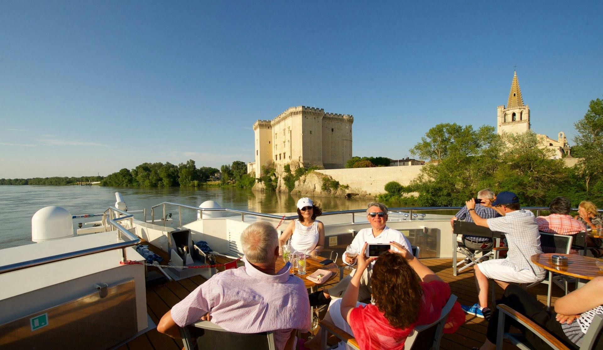 Lassen Sie es sich gutgehen an Bord von Excellence. Geniessen Sie den Luxus der Langsamkeit bei feinen Drinks und guter Gesellschaft auf dem Sonnendec...