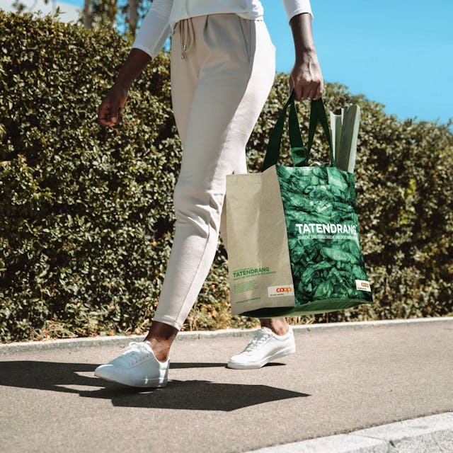 Tu der Umwelt und deinem Portemonnaie Gutes: Verzichte auf Single-Use-Plastik und investiere z.B. in eine schöne Mehrwegeinkaufstasche.