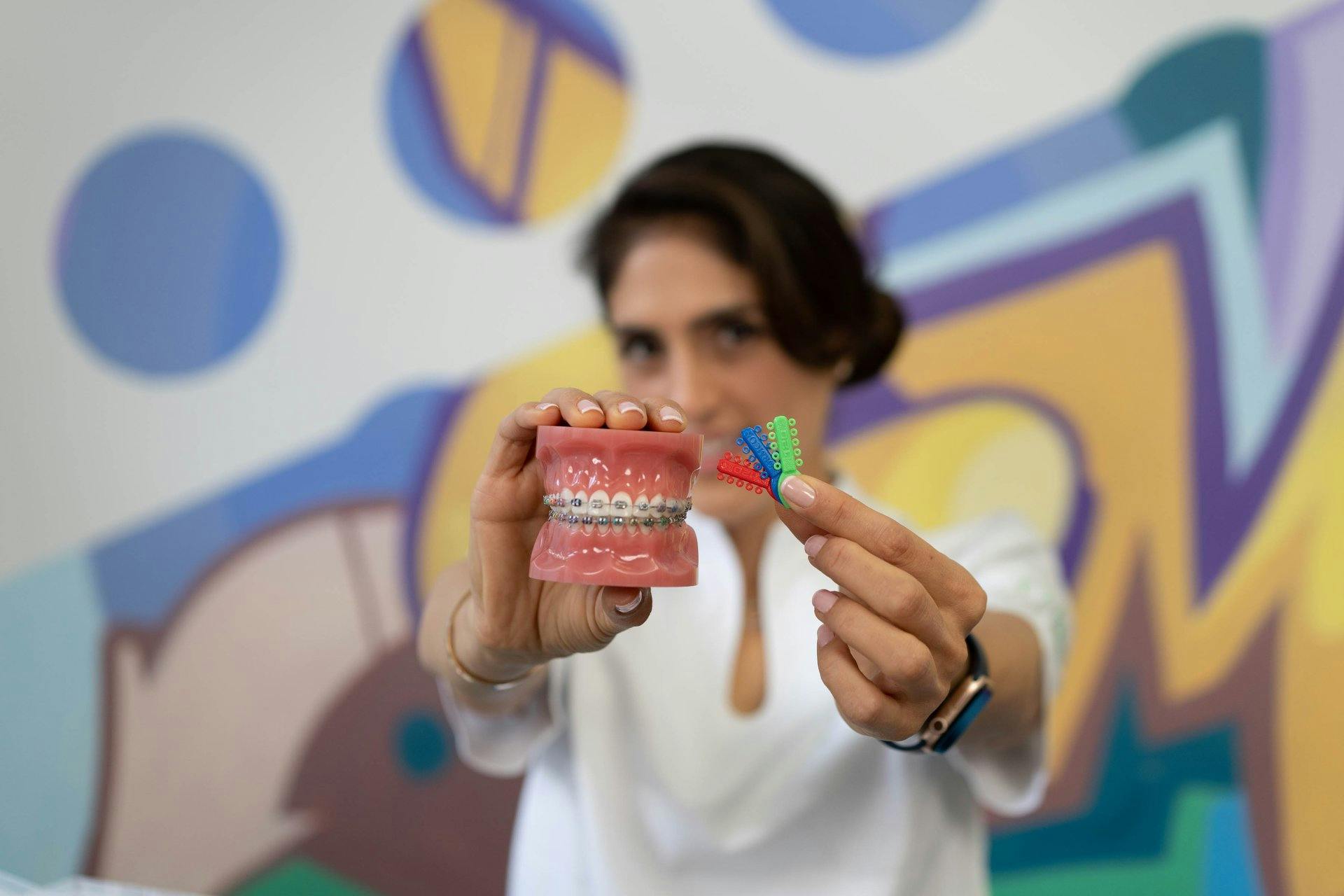 Des traditionnelles bagues collées à la surface des dents...