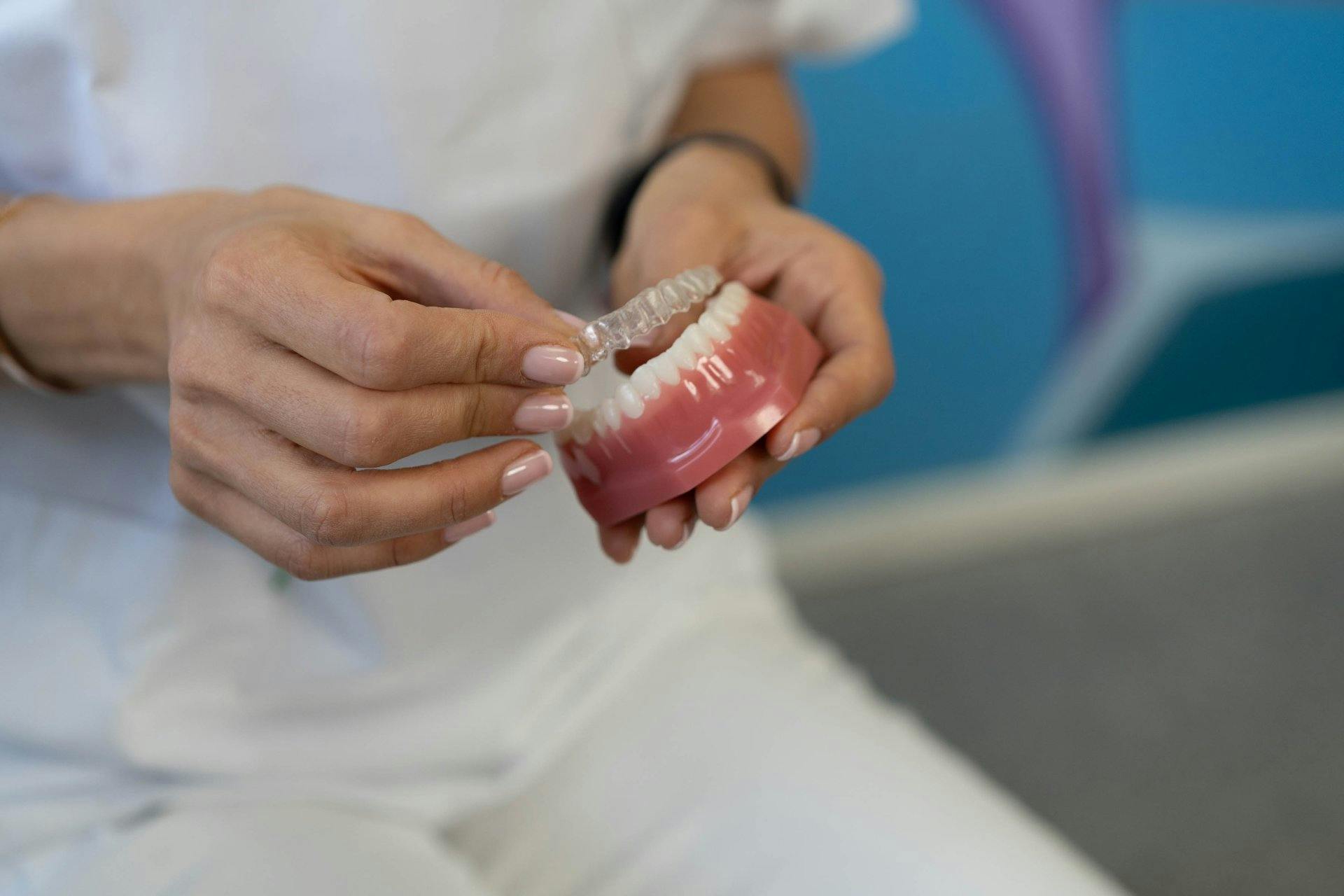 ... aux plus discrètes gouttières transparentes Invisalign®, il existe plusieurs types de traitements othodontiques.